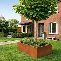 Cortenstaal plantenbakken in een moderne tuin met een warme en duurzame uitstraling